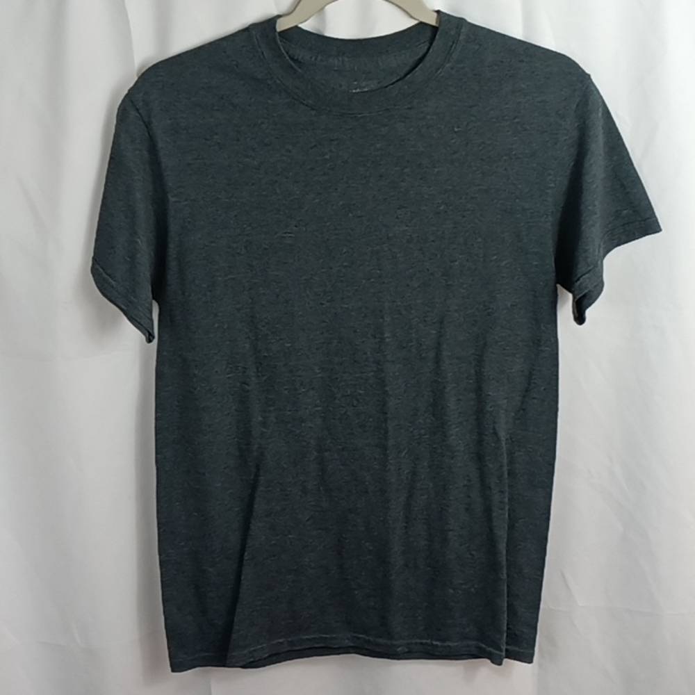 Men's fruit of the loom size small t-shirt